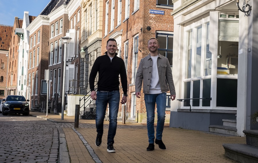 Pepijn en Joost lopend over straat - Pepped
